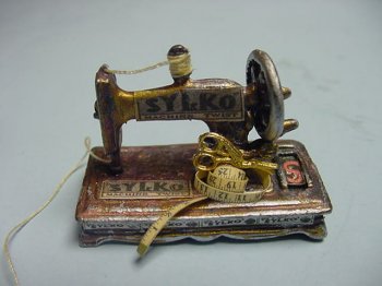Vintage Table Top Sewing Machine
